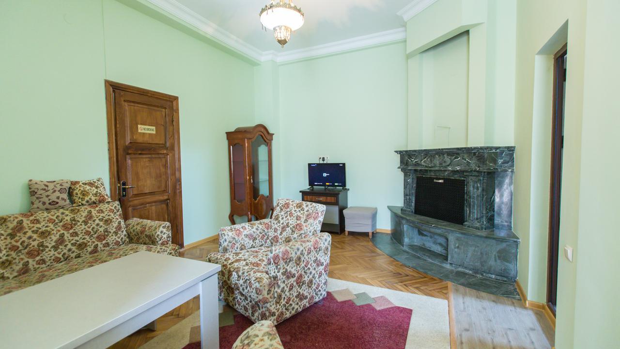 Hotel Cattaleya Batoumi Extérieur photo